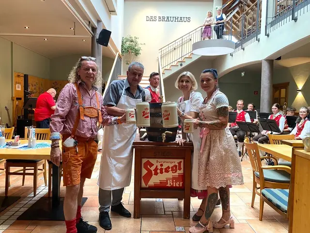 Bieranstich (von links): Gastro-Chef Wolfgang Glanznig, Peter Zach (Bierversilberer Stiegl-Brauerei), Geschäftsführerin der Lebenshilfe Kärnten Silke Ehrenbrandtner, Tanja Zobic (pädagogische &amp; psychologische Leitung des Brauhauses). | Foto: Privat