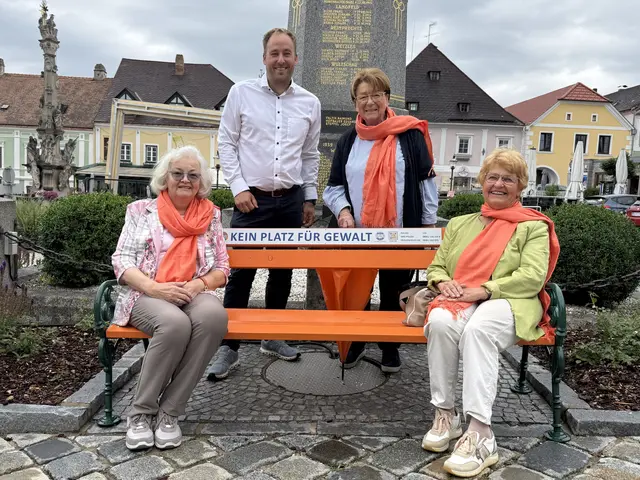 Bürgermeister Patrick Layr sowie Traude Fürnkranz, Gitti Vazny und Margarete Pascher setzen mit der orangenen Bank ein Zeichen dafür, dass Gewalt niemals akzeptiert werden darf und Solidarität, Aufmerksamkeit und Unterstützung die Grundlage für ein respektvolles Miteinander bilden. | Foto: Stadtgemeinde Weitra