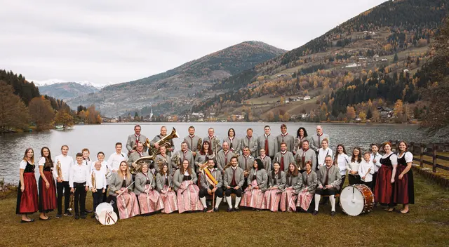 Die Trachtenkapelle Feld am See zählt derzeit 50 aktive Mitglieder und verbindet seit mehr als fünf Jahrzehnten Musik, Gemeinschaft und gelebte Tradition. | Foto: Trachtenkapelle Feld am See
