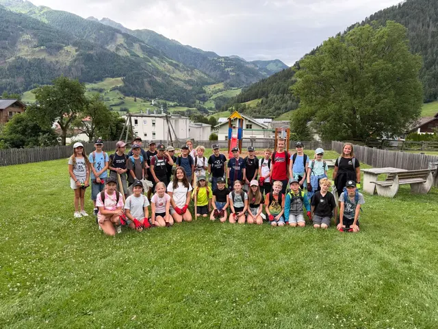 Bei der Müllsammelaktion der MS Matrei 
beteiligten sich rund  200 Schülerinnen und Schüler samt ihren Lehrern. | Foto: MS Matrei