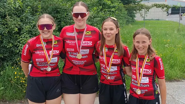 Lea Unterköfler (2.v.l.): 14-fache österreichische Meisterin im Radsport | Foto: Radclub Feld am See