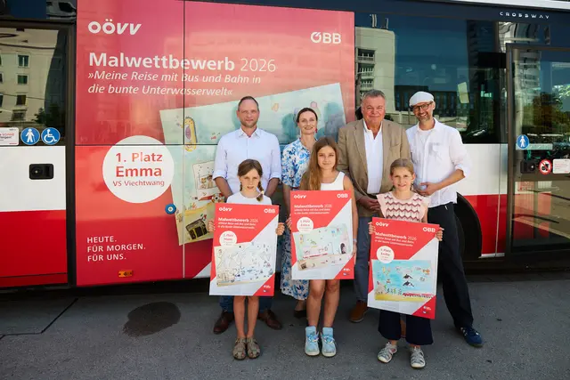 Die ersten drei Gewinner des diesjährigen Öffi-Malwettbewerbes: Emma (VS Viechtwang) vor Marie (VS Tarsdorf; links) und Emilia (VS Rohr). | Foto: Andreas Scheiblecker/ÖBB