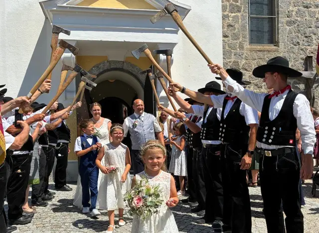 Die Gäste von drent &amp; herent“ erlebten eine echte Zimmererhochzeit: Nach der Trauung in der Schardenberger Pfarrkirche standen die Zimmerer traditionsgemäß mit Holzhacken Spalier.
 | Foto: Gruber