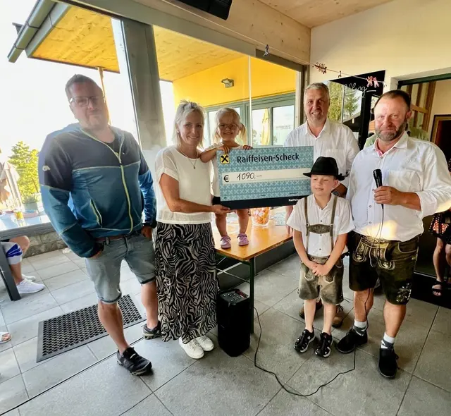 Lena und ihre Familie freuen sich sehr über die finanzielle Unterstützung. | Foto: GC Pfarrkirchen