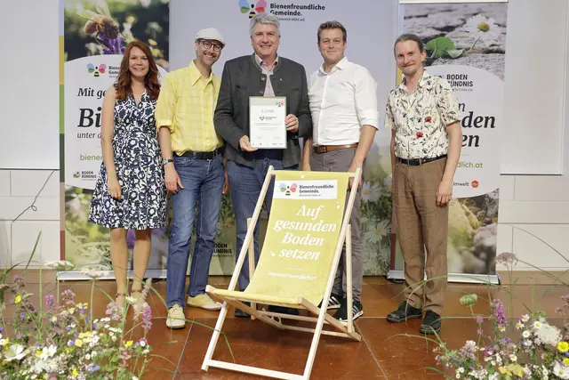 Fünf Jahre „Bienenfreundliche Gemeinde“: Ehrung für die Gemeinde Bad Goisern am Hallstättersee. | Foto: Land OÖ