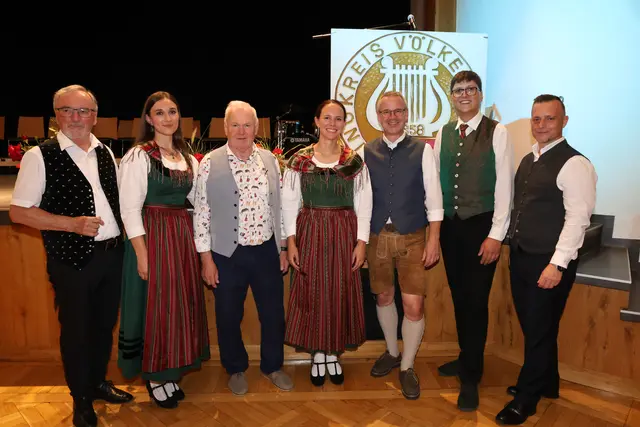 Vertreter der Mitwirkenden (von links): Sprecher Raimund Grilc, Anna Kapp (Obfrau Singkreis Völkermarkt), Harald Marschnig (Leitung Trumpet Brass), Kristina Sturm (Chorleiterin Singkreis Völkermarkt), Johannes Prattes (Obmann Männersextett Gestern und Heut), Johannes Pfeifenberger (Obmann Singkreis Völkermarkt), Erich Grascher (Pianist) | Foto: Singkreis Völkermarkt