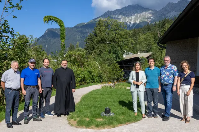 Johann Herdina, Georg Haider, Leonhard Prinoth, Pfarrer Marek Cieselski, Stadträtin Mariella Lutz, Referent Markus Pinter, Referent Alexander Legniti und Lisa Stöllnberger freuen sich mit den Hungerburger:innen über die neue, naturnahe Bestattungsmöglichkeit. | Foto: © Stadt Innsbruck/F.Bär