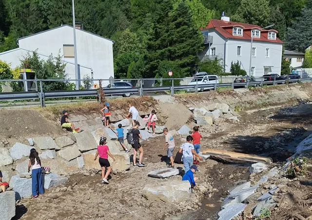 Den Schülerinnen und Schülern wurde auf spielerische Weise vermittelt, wie wichtig der Gefahrenzonenplan ist und welche Maßnahmen zum Schutz vor Hochwasser im Haselgraben umgesetzt wurden.  | Foto: WLV
