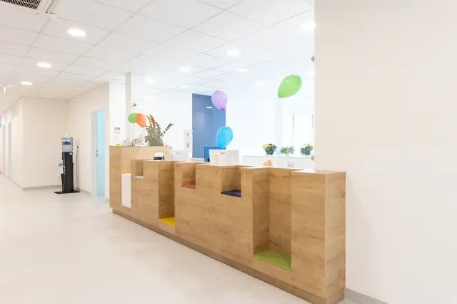 Familien werden in St. Pölten von einer hellen, modernen Praxis empfangen. | Foto: Team Doktor Jo