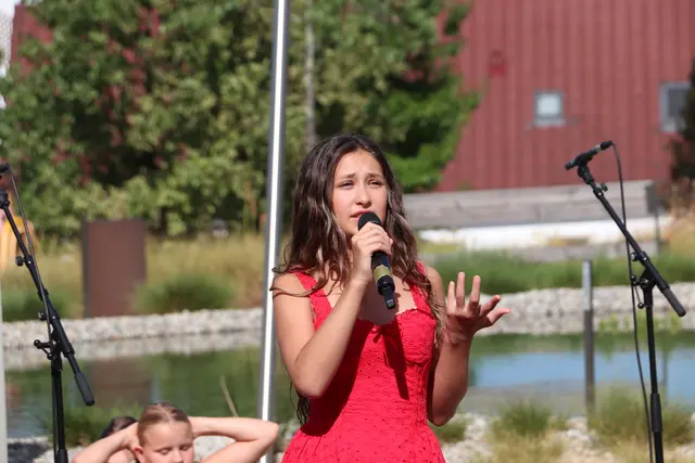 Emilia Hofer (12) brillierte als Solistin mit AYLIVA's Song „Hässlich“.  | Foto: Edith Ertl