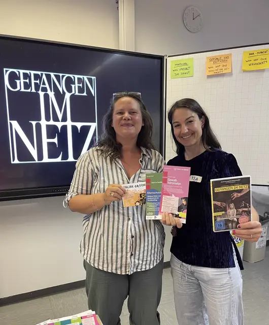 Insgesamt 20 kostenlose Workshops wurden für Kinder angeboten. Im Bild: (v.l.n.r.: Sara Wichelhaus (Cybermobbing), Isabel Bojanovsky (Team Vielfalt)) | Foto: Stadt Salzburg