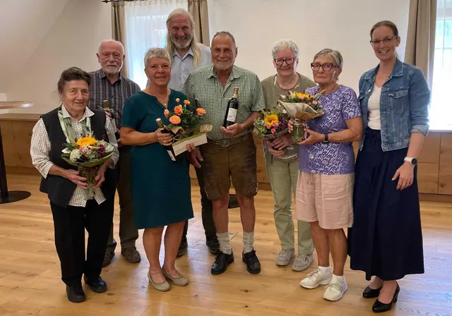 Rosa Spörer, Alois Sonnleitner, Eva Schauer, Pfarrer Hans Wurzer, Max Schauer, Marianne Haberfelllner, Alena Klapfova, Bgm. Manuela Zebenholzer | Foto: Gemeinde Hollenstein