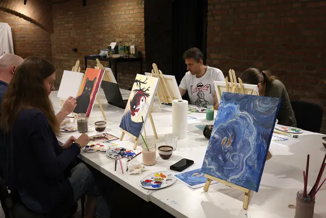 Leinwände, Acrylfarben, Stifte und Bildvorlagen stehen zur Verfügung. Die Künsterinnen und Künstler des Ateliers stehen den Teilnehmenden zur Seite. | Foto: Atelier Meisel 80