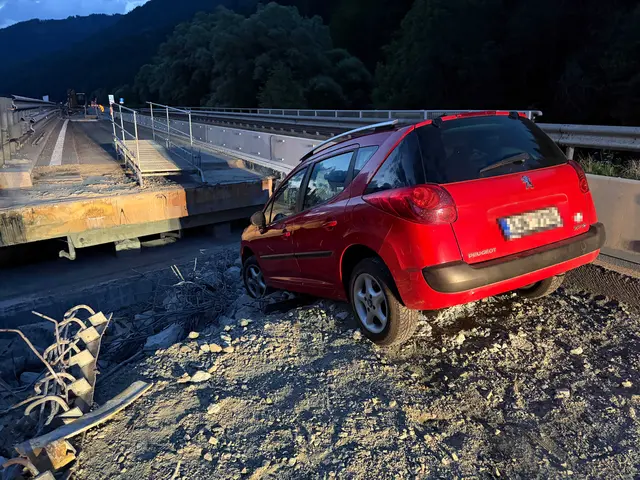 Donnerstagfrüh kam es auf der A9 Pyhrnautobahn zu einem schweren Verkehrsunfall im Baustellenbereich zwischen Mautern und Kammern in Fahrtrichtung Graz. | Foto: FF Mautern/Riemelmoser
