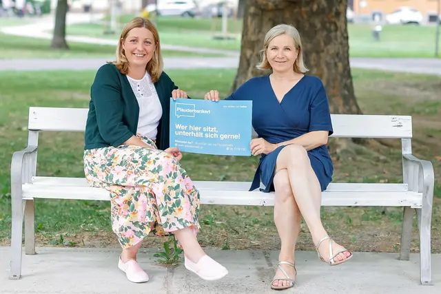 Erstes Plauderbankerl für Graz: Caritas-Direktorin Nora Tödtling-Musenbichler (l.) und Vizebürgermeisterin Judith Schwentner freuen sich über die neue Initiative.