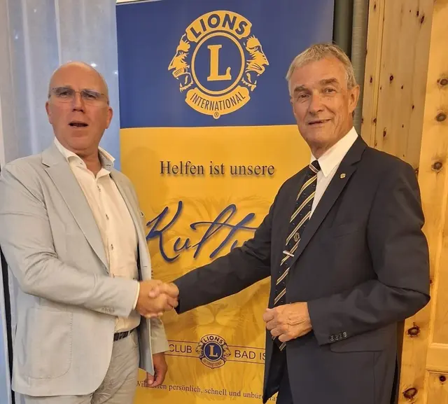 Der scheidende Präsident Christof Kravutske (links) übergibt die Leitung des LC Bad Ischl an Alfred Reimair. | Foto: Lions Club – Reimair