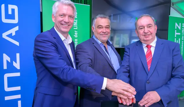 Eröffneten auf Knopfdruck das neue Umspannwerk in Friensdorf (von links): Josef Siligan (Vorstandsdirektor, Linz AG), Dietmar Stegfellner (Bürgermeister, Wartberg ob der Aist) und Erich Haider (Generaldirektor, Linz AG). | Foto: Linz AG/fotokerschi.at/Werner Kerschbaummayr