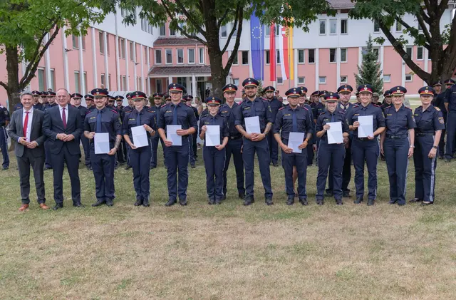 Stellvertretend nahmen für jeden Kurs die Kurssprecher ihre Zeugnisse entgegen. | Foto: Polizei Kärnten/Dexl