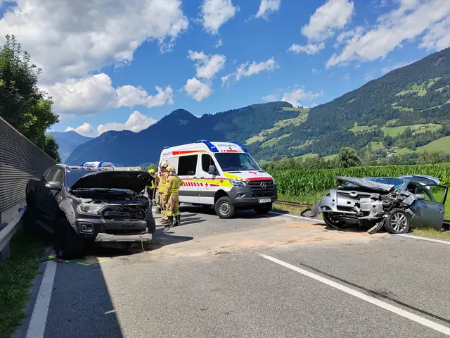Auf der B 169 bei Fügen kam es zu einem frontalen Crash zwischen zwei Fahrzeugen.  | Foto: ZOOM-Tirol