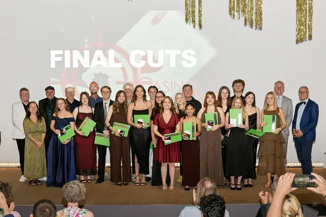 Bei den „Final Cuts 2026“ feierten die Absolventinnen und Absolventen der Werbe Design Akademie Innsbruck ihren erfolgreichen Ausbildungsabschluss und nahmen im großen Saal der BAUAkademie am WIFI Campus ihre Diplome entgegen. | Foto: WDA