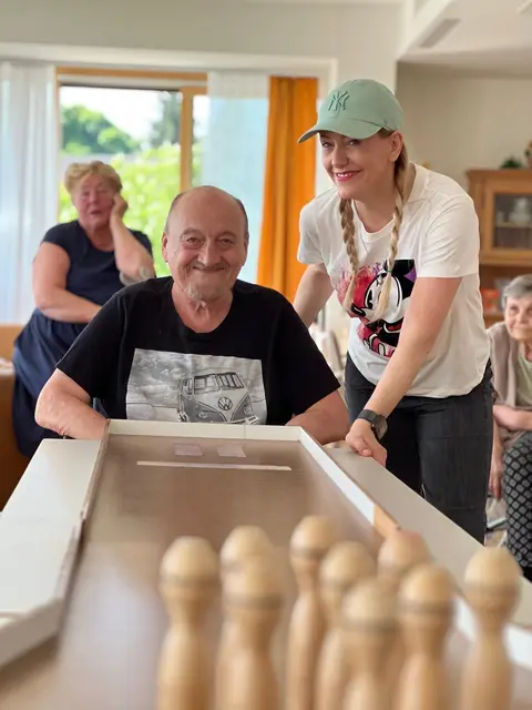 Ehrenamtliche Mitarbeiterin Kathy (r.) mit einem Bewohner im Haus der Barmherzigkeit Am Maurer Berg - St. Josef. | Foto: HB