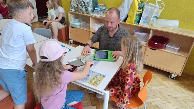 Schüler und Schülerinnen lernen, wie lautlose Kinder kommunizieren.   | Foto: Katrin Stiper-Mauhart