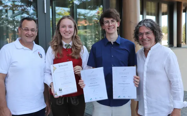 Hannes Karpjuk (li) und Manfred Uggowitzer gratulierten Melissa Loderer und Lukas Jaklitsch zur Abschlussprüfung an der Musikschule Kalsdorf. | Foto: Edith Ertl