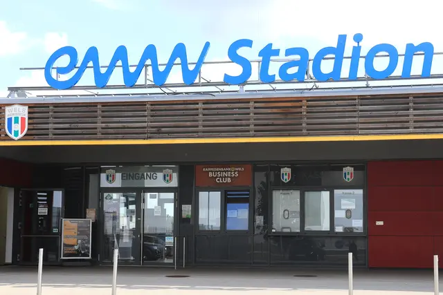 Frisch angebracht ist das eww Stadion nun auch von weitem als solches erkennbar und ersetzt die "Huber-Arena". | Foto: Andreas Mahringer