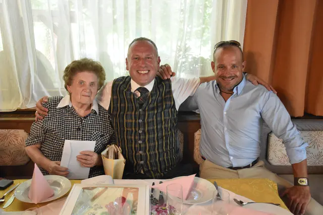 Hermine Spandl aus Hanfthal feierte ihren 95. Geburtstag und seitens der Stadtgemeinde Laa gratulierten Ortsvorsteher Arno Hausensteiner und Ortsbauernrat Christoph Hiller.
  | Foto: Stadtgemeinde Laa