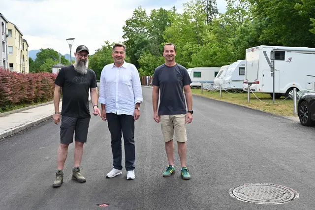 Baustadtrat Martin Dowalil, Bürgermeister Werner Krammer und Joachim Pichler vom städtischen Bauamt freuen sich über die erfolgreiche Sanierung der Oberen Schmiedestraße. | Foto: Stadt Waidhofen