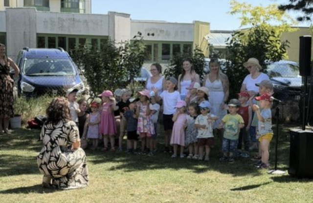 Fröhliche Kinderstimmen, schwungvolle Tänze und jede Menge strahlende Gesichter prägten das Sommerfest der Betrieblichen Kinderbetreuung des Landesklinikums Horn. | Foto: LK Horn