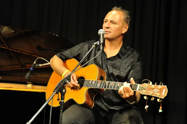 Ronny Kubera sorgt mit Gitarre und Gesang für musikalische Unterhaltung. | Foto: MeinBezirk