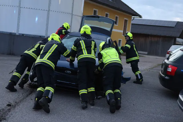 Ein Pkw kommt in Sattledt von der Straße ab und rammt ein abgestelltes Auto. | Foto: laumat.at
