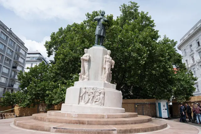 Die Angewandte will den Platz auf dem das Denkmal steht nun umbenenen.  | Foto: Sade Jerabek/MeinBezirk