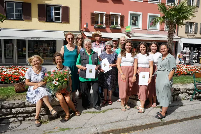 Elf Gewinner wurden aus den 3.000 Teilnehmerkarten gezogen, die beim 9. Lienzer Rosenmarkt am Johannesplatz in Lienz abgegeben wurden. | Foto: Stadt Lienz/Bernd Lenzer