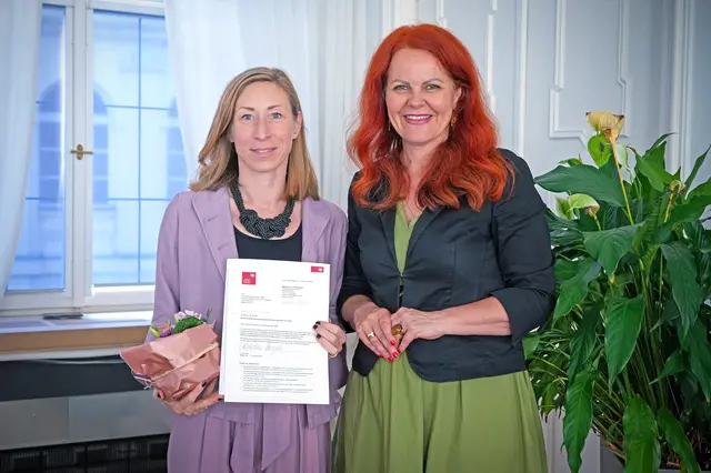LRin Cornelia Hagele gratuliert der neuen Landes-Zielsteuerungskoordinatorin Renate Reingruber. | Foto: Land Tirol/Trenker