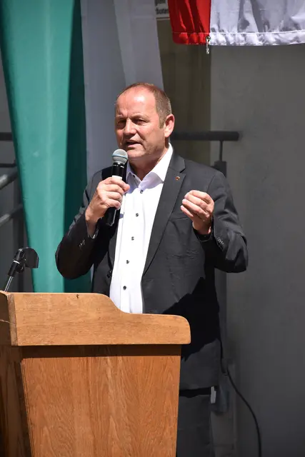 LHstv. Josef Geisler bei seine Ansprache am Tunnelportal.  | Foto: Haun