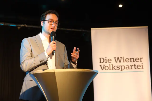 Felix Ofner, Bezirksparteiobmann der ÖVP, unterstützt die Petition zum Erhalt der Eisstadthalle. | Foto: ÖVP