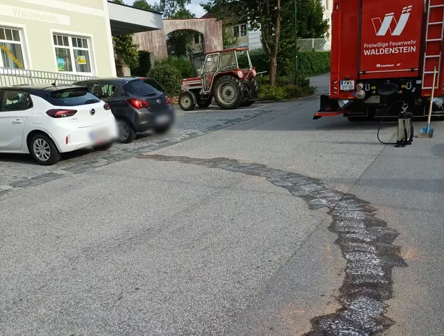 Die Freiwillige Feuerwehr Waldenstein beseitigte eine rund 300 Meter lange Ölspur auf der L8210. | Foto: Freiwillige Feuerwehr Waldenstein