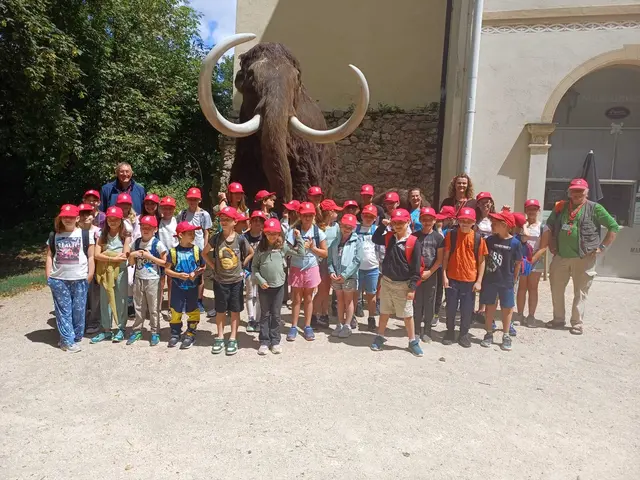 Die Kinder lernten, wie die Menschen in der Steinzeit lebten. | Foto: Gemeinde