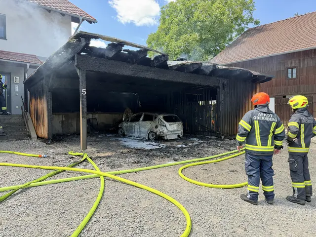Der Pkw fing Feuer, dieses breitete sich auf das Carport aus. | Foto: Team Fotokerschi/Christian Doms