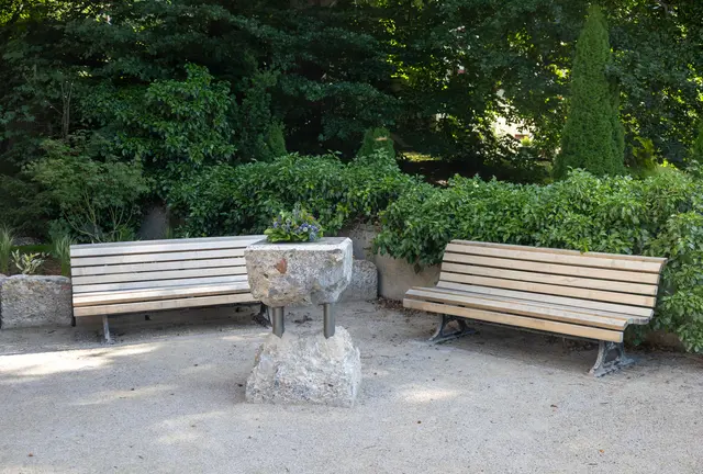 Neben der Kirche wurden zwei neue Holzbänke aufgestellt, die zum ruhigen Rückzug einladen. Zwischen den Sitzbänken befindet sich ein Altarstein aus Höttinger Brekzie.
 | Foto: © Stadt Innsbruck/F.Bär	 
