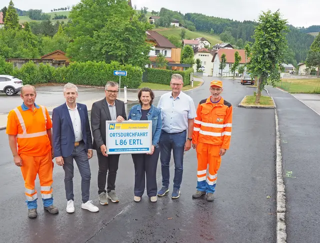 Klaus Sagfriedmüller (Straßenmeisterei St. Peter/Au), DI Leopold Röcklinger (Leiter-Stv. der NÖ Straßenbauabteilung Amstetten), Josef Forster (Bgm. von Ertl), LAbg. Edith Mühlberghuber (i.V. LH-Stv. Udo Landbauer), Johann Stocker (Leiter der Straßenmeisterei St. Peter/Au), Johannes Schwingenschlögl (Straßenmeisterei St. Peter/Au).

  | Foto: Land NÖ, Mühlbachler