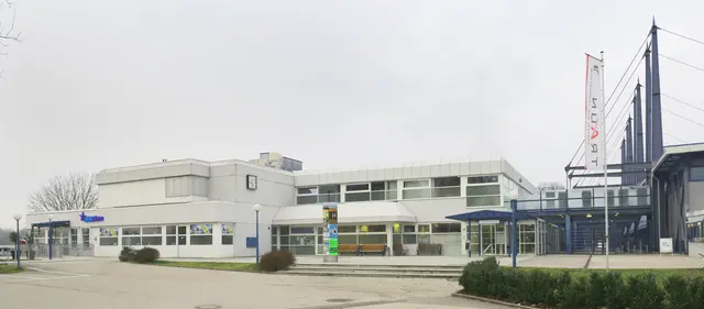 Das Trauner Badezentrum: Mit einem einstimmigen Grundsatzbeschluss hat der Gemeinderat die nächsten Planungsschritte für die Zukunft des Hallenbads beschlossen. | Foto: Stadtarchiv Traun