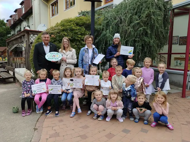 Übergabe im Kindergarten Gnas mit Bürgermeister Gerhard Meixner (l.) 