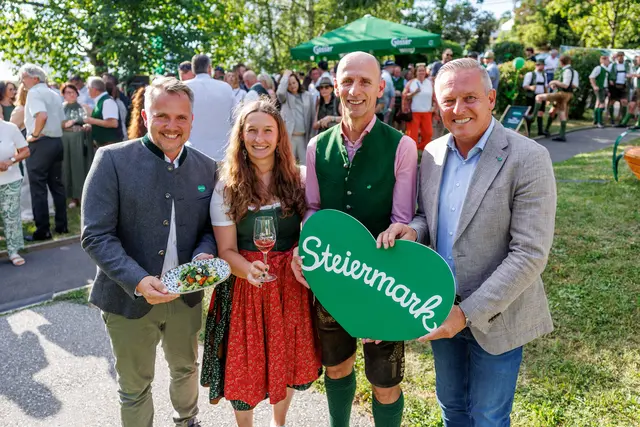 Die Steiermark im Fokus: STG-Geschäftsführer Michael Feiertag, Stefanie Leitner (Weingut Leitner, Ilztal), Landesrat Willibald Ehrenhöfer und Landeshauptmann Mario Kunasek (v. l.)