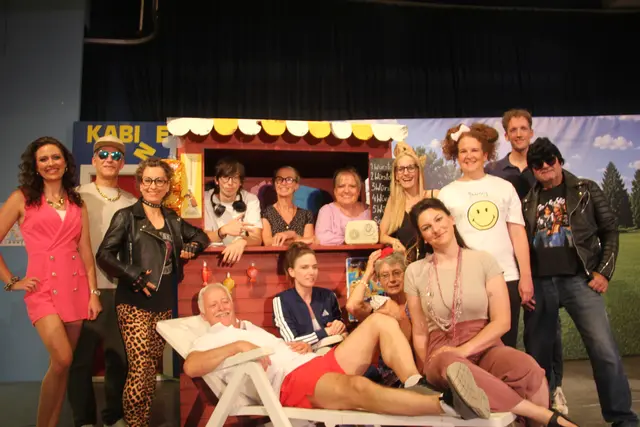 Das Ensemble der Sommerspiele Matzen begeisterte mit der Komödie „Splash“ das Publikum bei der umjubelten Premiere im Optimum. | Foto: Mold/MeinBezirk