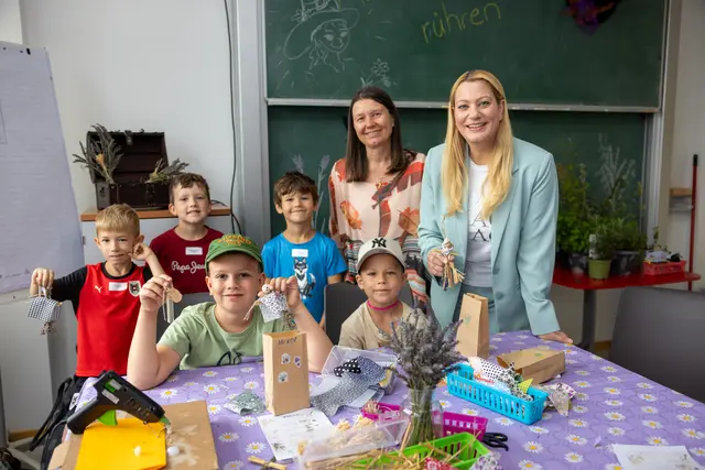 Landesrätin Daniela Winkler (r.) und PPHB-Rektorin Sabine Weisz schauten den Kindern bei der KinderHochSchule über die Schultern. | Foto: Büro LRin Winkler/ Novak