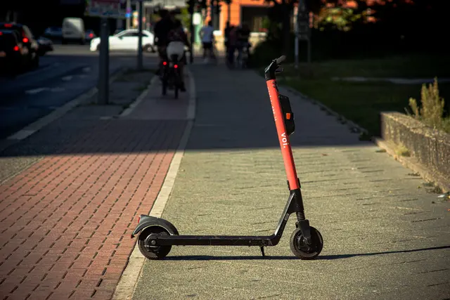 In einer Begegnungszone in Telfs kam es zu einer Kollision zwischen einem E-Scooter und einer Fußgängerin. (Symbolbild) | Foto: pexels / Paul Lichtblau