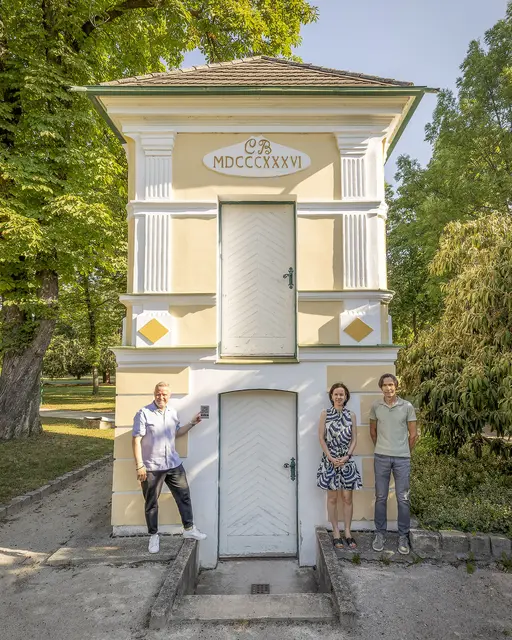 Zweiter Vizebürgermeister LAbg. Rainer Spenger (SPÖ), Sabine Schmitner-Laszakovits (Stadtarchiv) und Stadtarchiv-Leiter Gerhard Geissl beim Biedermeier-Gartenhäuschen. | Foto: Stadt Wiener Neustadt/Weller
